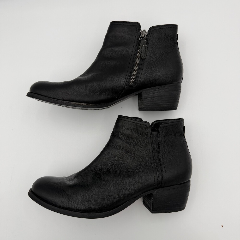 Clarks black leather booties womens 8.5 minimal corporate goth fall alt staple
